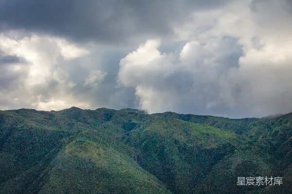 高清摄影 云层下的一片山峦美景