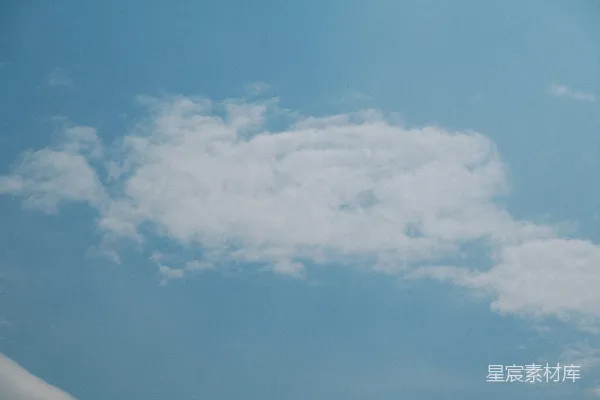 高清摄影 湛蓝的天空中漂浮着朵朵白云。