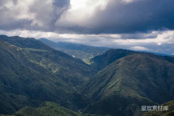 高清摄影 云雾缭绕山谷与山峦的美景