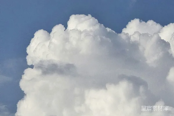 高清摄影 洁白的云朵漂浮在蔚蓝的天空中。