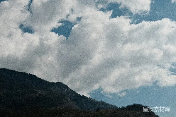 高清摄影 暗色山脊之下蓝天白云间