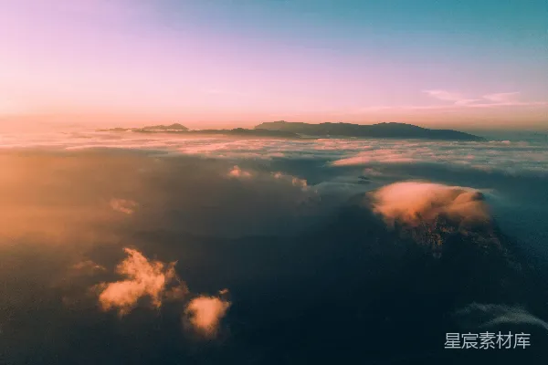 高清摄影 白天鸟瞰图中的云和山
