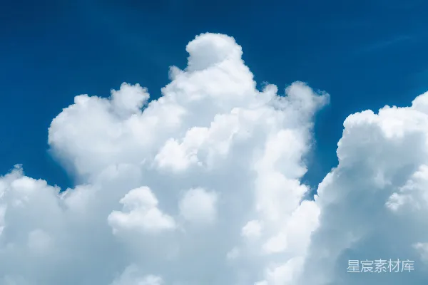 高清摄影 洁白的云朵漂浮在蔚蓝的天空中。