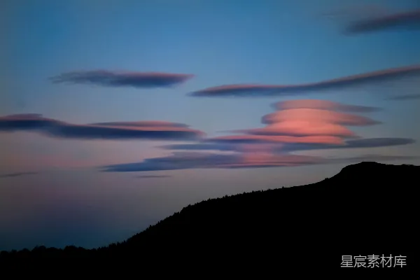 高清摄影 天空中有几朵云的山坡