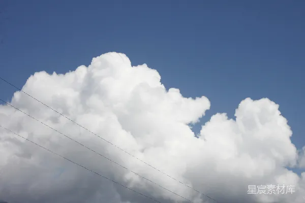 高清摄影 洁白的云朵衬托着湛蓝的天空