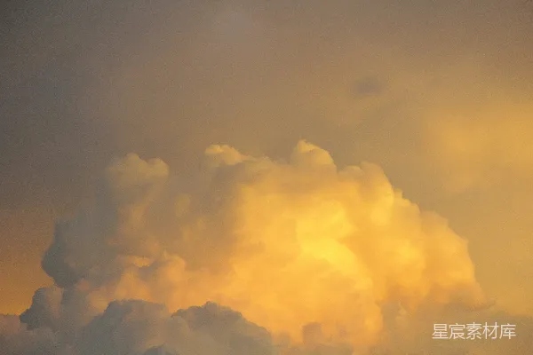 高清摄影 夕阳映照下的金色云彩