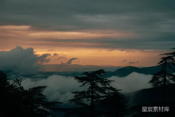 高清摄影 暗山景观，云朵环绕，绚丽的夕阳天空。