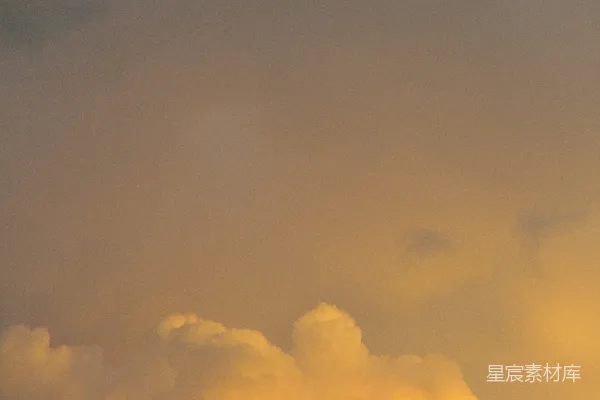 高清摄影 夕阳下的金色云霞。