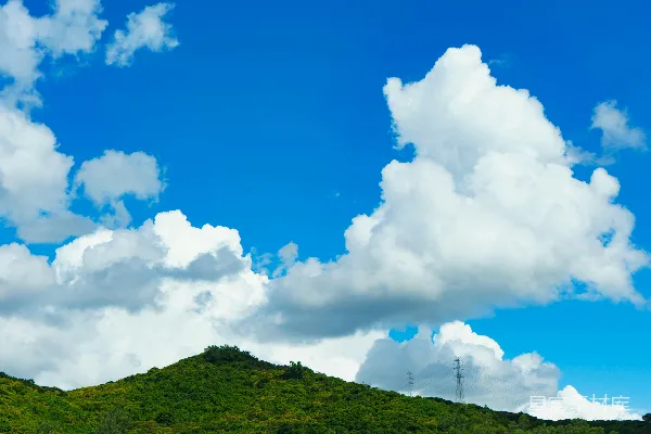 高清摄影 绿 Hill在蓝天白云下