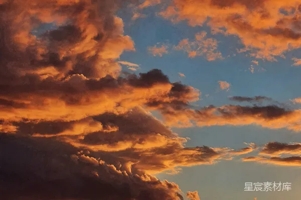 高清摄影 夕阳时分，天空中充满了壮观的橙色云彩。