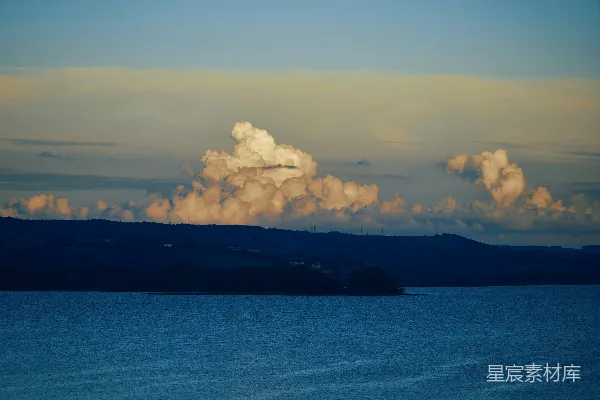 高清摄影 夕阳照亮了上方海洋和地平线之间的积云。