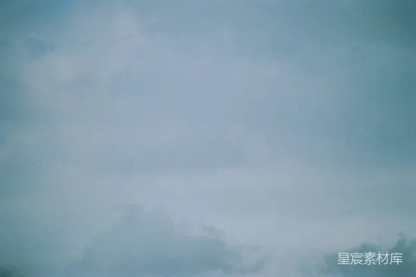 高清摄影 一片带有柔和蓝灰调的阴天 skies带着淡蓝色和灰色的云层