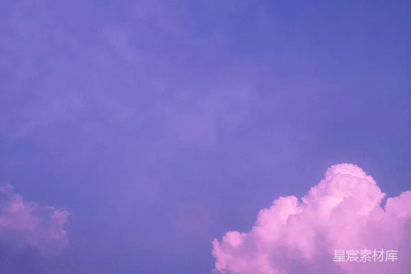 高清摄影 一架飞机穿过一片蓝色的云层天空