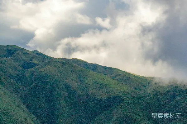高清摄影 山峦的景色，天空中有云朵的景象
