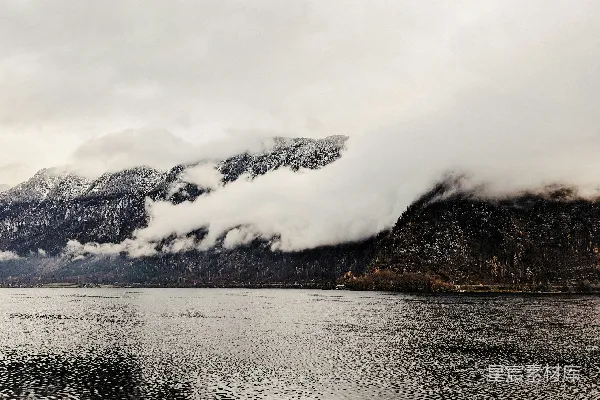 高清摄影 背景中有许多山的大型水域