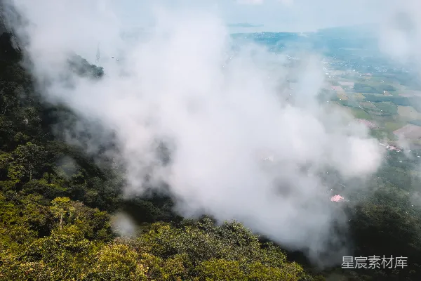高清摄影 云雾覆盖的山谷的一处景色
