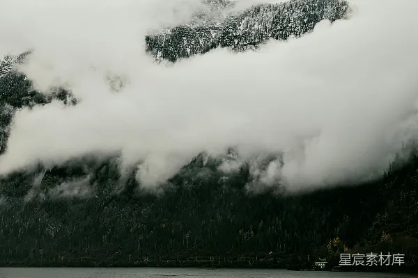 高清摄影 背景中有山的一片水域