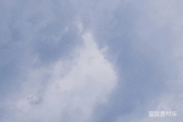 高清摄影 灰白色云朵覆盖下的阴沉天空。