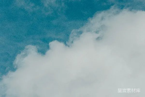 高清摄影 洁白的云朵映衬在蔚蓝的天空中