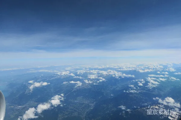 高清摄影 空中云海、山峦和蓝天的景象。
