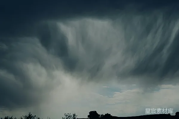 高清摄影 暗淡而戏剧性的风暴云聚集在一幅轮廓分明的地平线上。