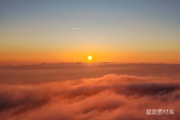 高清摄影 日出在一片云海之上，天空晴朗。