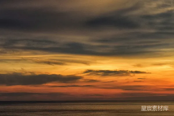 高清摄影 在云遮雾掩的一天，夕阳落下海面。