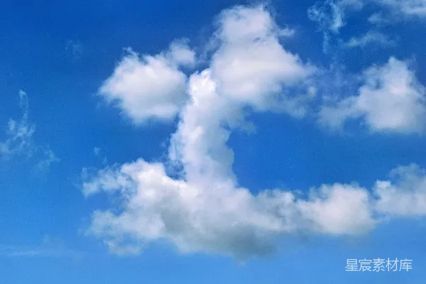 高清摄影 洁白柔软的云朵漂浮在蔚蓝的天空中