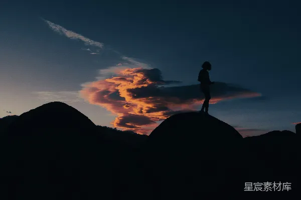 高清摄影 山顶上站立的人在夕阳下。