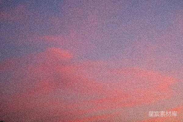 高清摄影 夕阳西下，天空中飘浮着粉色和紫色的云彩。