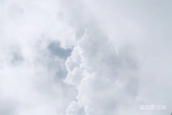 高清摄影 洁白的云朵漂浮在浅蓝色的天空中。