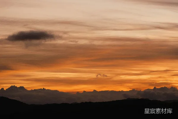高清摄影 壮丽的夕阳映照在轮廓分明的山峦之上