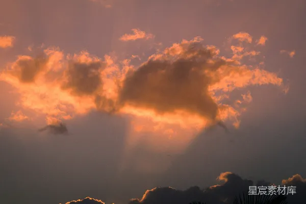 高清摄影 橙色和粉色的云朵在夕阳的天空中闪烁。