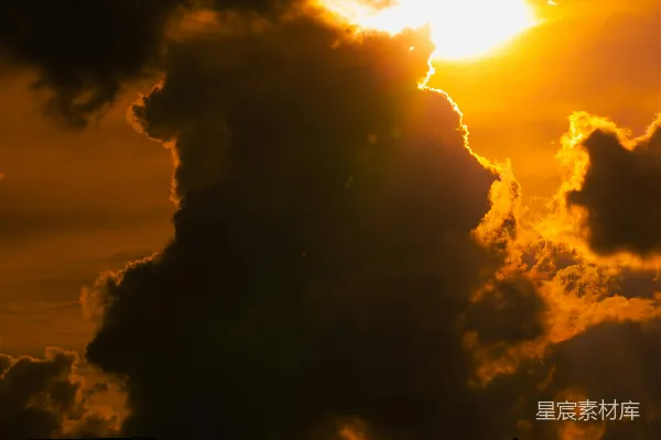 高清摄影 壮丽的暗云在炽热的橙色夕阳背后。