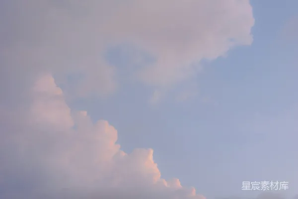 高清摄影 淡蓝天空中漂浮着粉色和紫色的云朵。