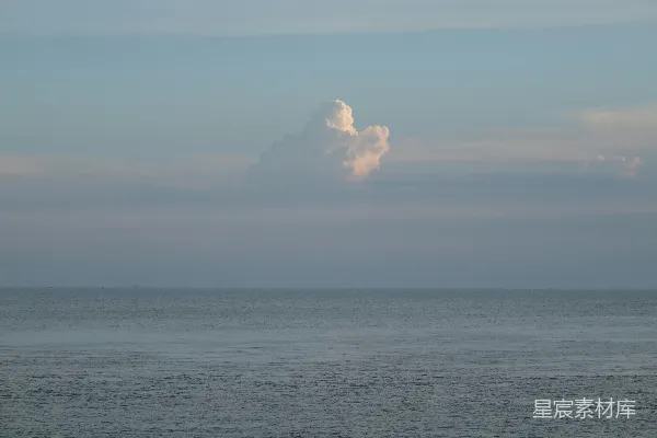 高清摄影 一片云朵漂浮在平静的海洋上。