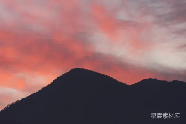 高清摄影 山影映衬着一抹粉霞的落日天空