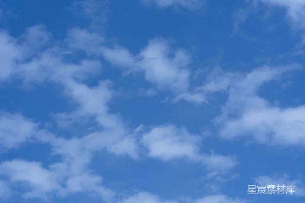 高清摄影 蔚蓝的天空中有几缕白云。
