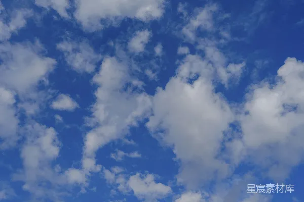 高清摄影 蓝天白云下有一架飞机在前景。