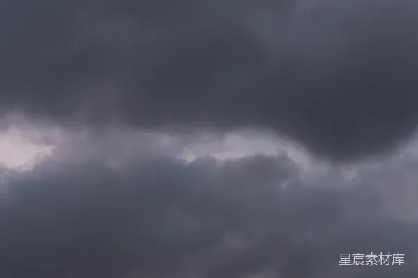 高清摄影 乌云密布的天空变得又黑又重。
