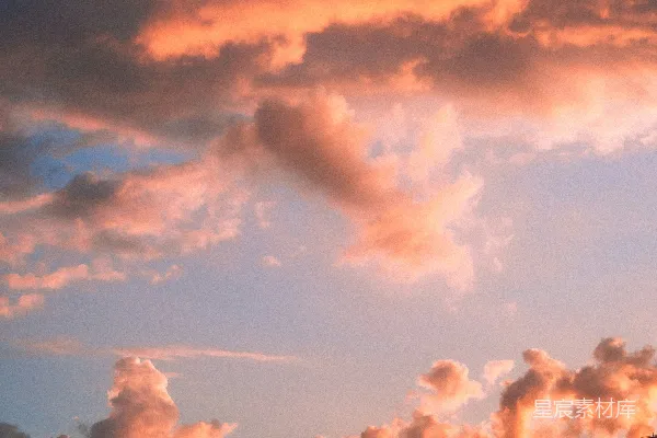 高清摄影 壮丽的夕阳云霞映照在轮廓分明的屋顶上