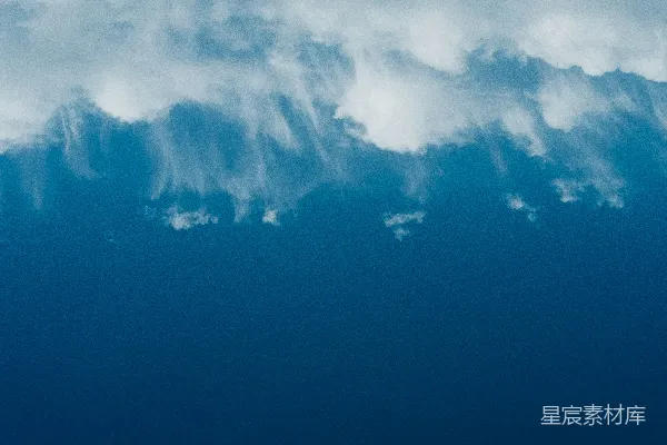 高清摄影 深蓝天空下飘浮着淡淡的白云