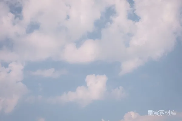 高清摄影 浅蓝色的天空中有零星的白云
