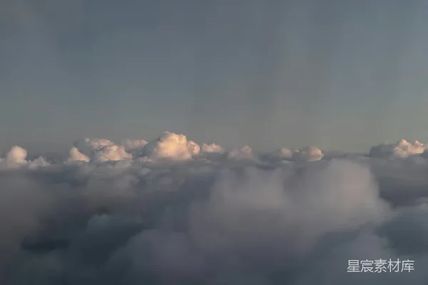 高清摄影 傍晚柔和阳光下飘浮的白云。