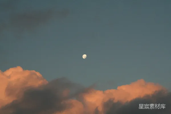 高清摄影 月亮相见于云层稀薄的夜空之中。