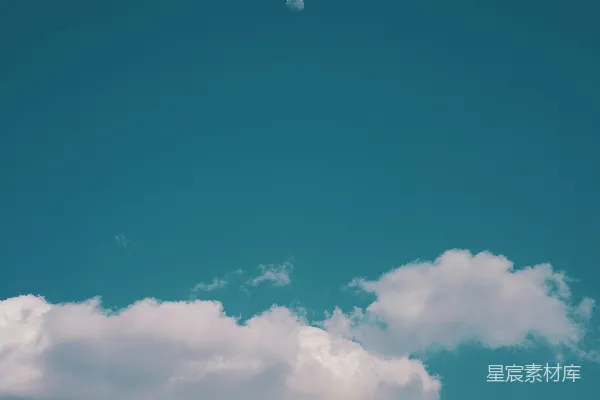 高清摄影 一轮明月高悬在澄净的蓝天之上。