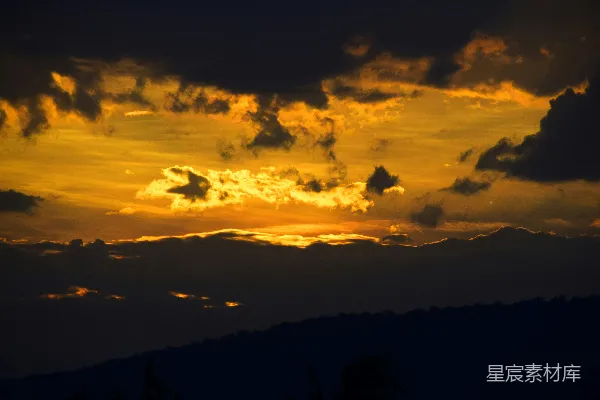 高清摄影 夕阳下的山影