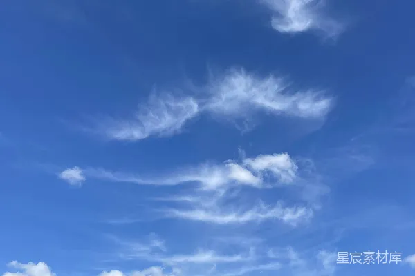 高清摄影 轻薄的云朵在湛蓝的天空中飘过。
