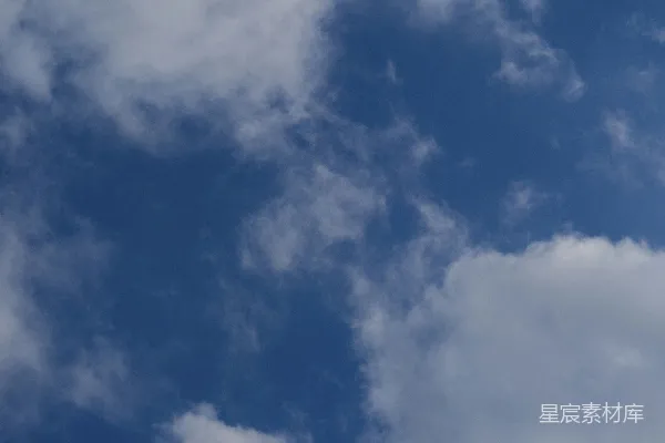 高清摄影 一架飞机穿行在云层中的蓝天中