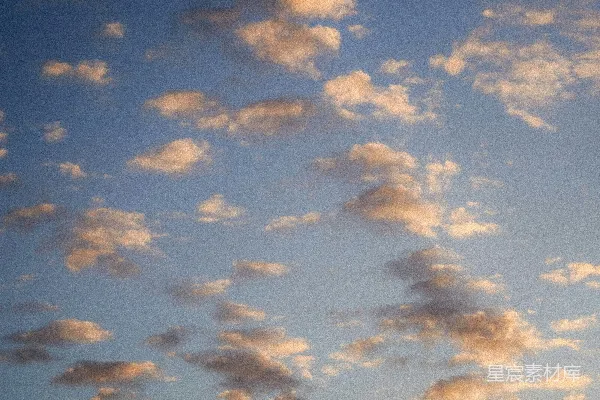 高清摄影 夕阳下的云朵点缀着的蓝天。